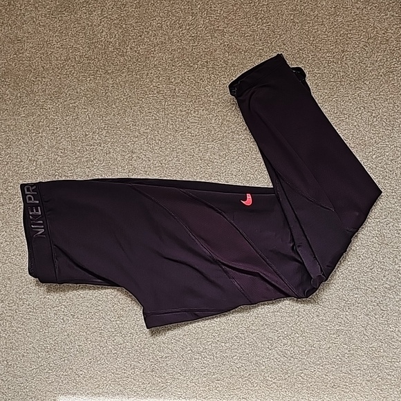 Nike Pro Women's Purple leggings with foot stirrups - Picture 10 of 10